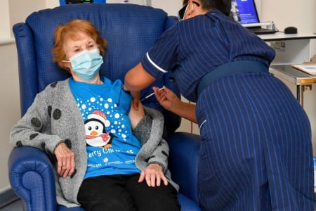 [속보] 영국 첫 백신 접종자는 90살 할머니 "최고의 생일 선물"