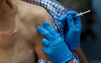 '화이자 백신' 최초 접종한 영국…하루새 2명 알레르기 반응