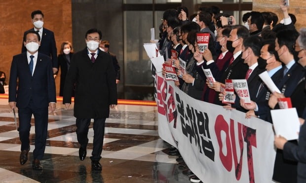 국민의힘 의원들이 9일 국회 본회의장 입구에서 본회의에 참석하는 여당 의원들을 향해 공수처법 저지 등이 적힌 손팻말을 들어보이고 있다. /사진=연합뉴스