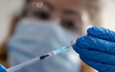 美, 세계 4번째로 화이자 백신 사용 승인?…보건장관 "며칠 내"