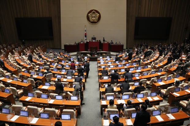 박병석 국회의장이 10일 자정께 국회 본회의장에서 본회의 산회를 선포하고 있다. 고위공직자범죄수사처 설치 및 운영에 관한 법률 일부개정법률안(대안)에 대한 무제한토론은 정기 국회 회기가 끝남에 따라 자동으로 종료됐다.  사진 = 연합뉴스