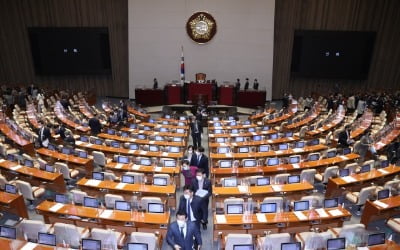 [속보] '비토권 무력화' 공수처법 국회 통과…박수 터진 민주당