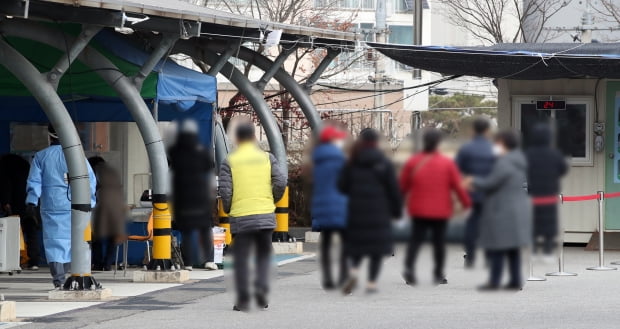 국내 신종 코로나바이러스 감염증(코로나19) '3차 대유행'의 확산세가 지속하는 가운데 10일 서울 은평구 서울시립서북병원 선별진료소에서 시민들이 코로나19 검사를 기다리고 있다. 사진=연합뉴스