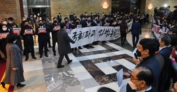 국민의힘 의원들이 10일 여의도 국회 본회의장 입구에서 본회의에 입장하는 더불어민주당 의원들을 향해 