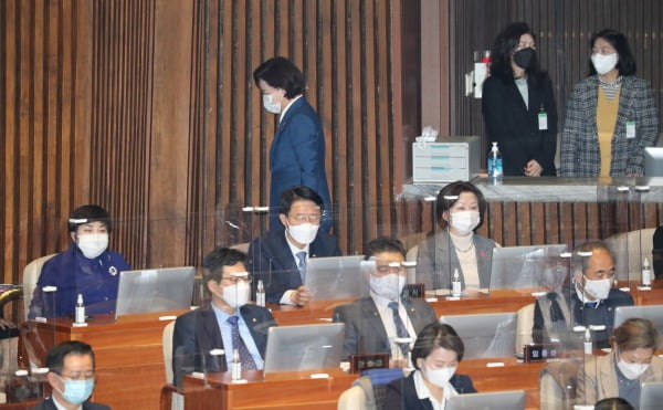 공수처법 개정안 가결된 본회의장 나서는 추미애 (사진=연합뉴스)