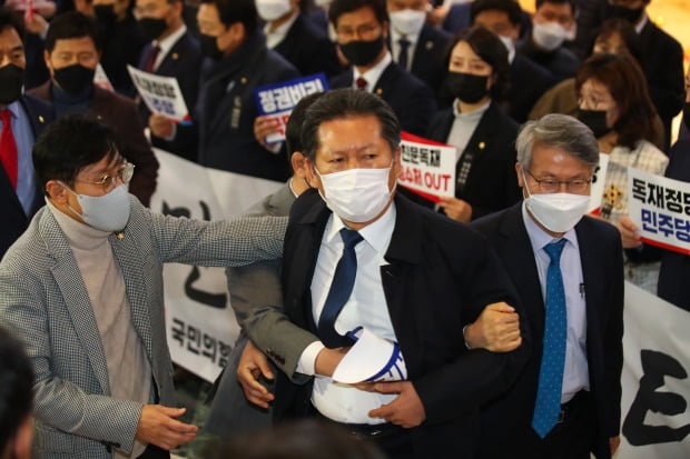 지난 10일 국회 본회의장 앞에서 욕설을 들었다며 국민의힘 의원들과 다툰 정청래 의원. / 사진=연합뉴스