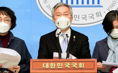 최강욱은 공직서 바로 출마해놓고 '윤석열 출마 금지법' 발의?