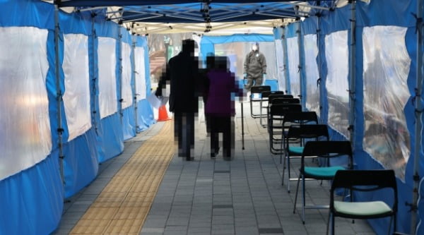 지난 11일 서울 중랑구보건소 선별진료소에서 시민들이 신종 코로나바이러스 감염증 검사를 받기 위해 이동하고 있다. /사진=연합뉴스