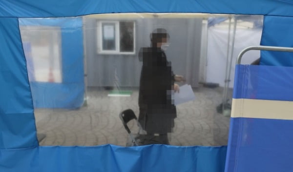 지난 11일 서울 중랑구보건소 선별진료소에서 시민들이 신종 코로나바이러스 감염증 검사를 받기 위해 대기하고 있다. /사진=연합뉴스
