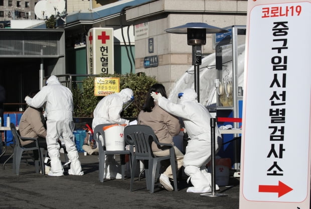 14일 서울역 광장에 마련된 신종 코로나바이러스 감염증(코로나19) 임시 선별검사소에서 시민들이 검사를 받고 있다. 사진=연합뉴스