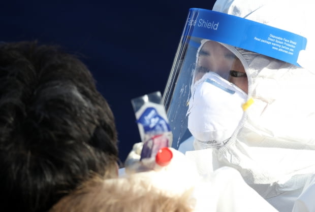 한파가 몰아친 14일 서울역 광장에 마련된 신종 코로나바이러스 감염증(코로나19) 임시 선별검사소에서 의료진의 얼굴 가리개(페이스 실드)에 입김으로 인한 성에가 끼어 있다. 사진=연합뉴스