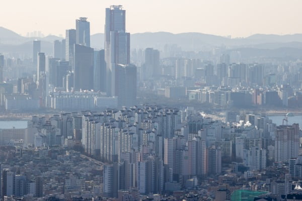 남산에서 바라본 서울 시내와 여의도 일대의 모습. 연합뉴스