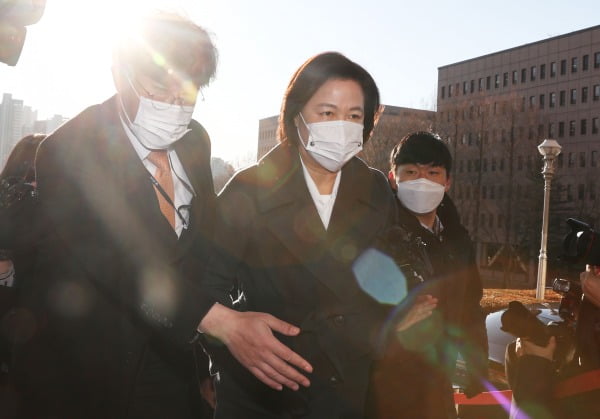 추미애 법무부 장관이 16일 오전 정부과천청사로 출근하고 있다. 사진=연합뉴스