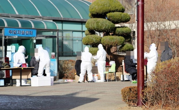 충남 보령시 아주자동차대학 내에 설치된 코로나19 선별진료소에서 학생들이 검사를 받고 있다. /사진=연합뉴스