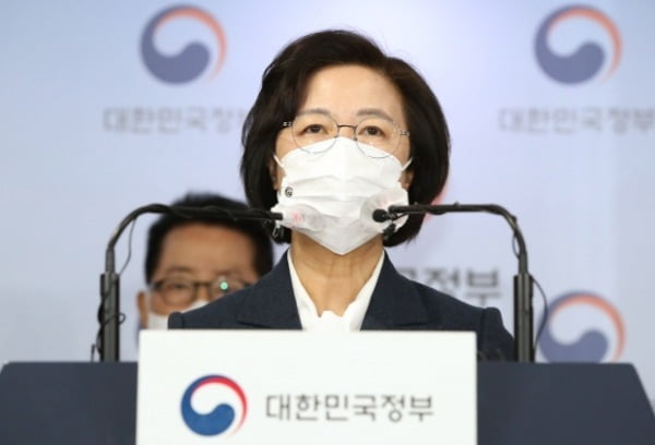 추미애 법무부 장관이 지난 16일 서울 종로구 정부서울청사에서 열린 권력기관 개혁 관련 언론 브리핑에서 발표하고 있다. /사진=연합뉴스