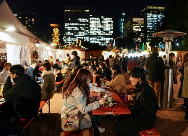 지난 16일 일본 도쿄의 크리스마스 마켓을 찾은 방문객들이 여흥을 즐기고 있다. /사진=EPA