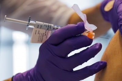 영국 이어 미국 의료진도…화이자 백신 접종에 알레르기 반응