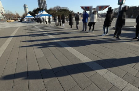 [속보] "3단계 격상은 방역통제망 상실돼야…아직 아냐"