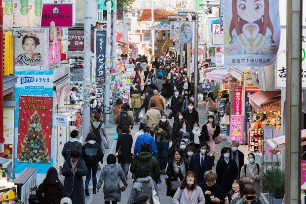 일본 도쿄 시민들이 번화가인 하라주쿠의 거리를 오가고 있다. /사진=AP