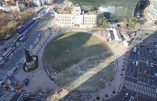 서울시청 앞 광장에 마련된 코로나19 임시 선별검사소에서 시민들이 검사를 받기 위해 차례를 기다리고 있다. 사진=연합뉴스