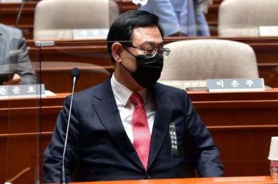 주호영, 원내대표직 사의 표명에…의원들 '박수'로 재신임