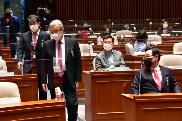 주호영 국민의힘 원내대표가 18일 국회에서 열린 의원총회에서 입장하는 김종인 비상대책위원장을 바라보고 있다. /사진=연합뉴스