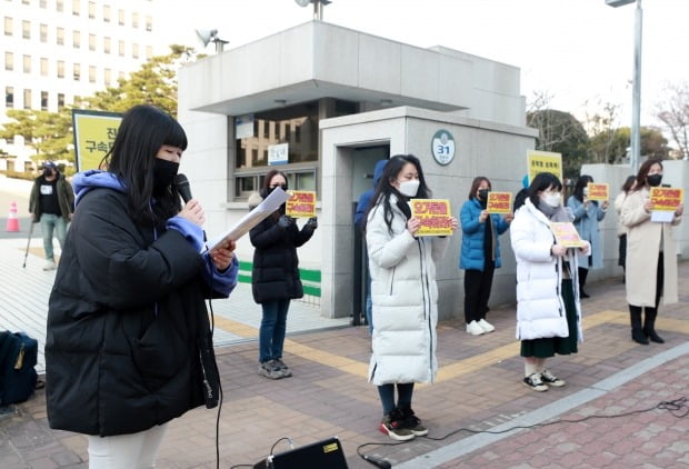 오거돈 성폭력 사건공동대책위원회가 18일 오전 부산 연제구 부산지방법원 앞에서 오거돈 구속 촉구 기자회견을 열고 있다. /사진=연합뉴스