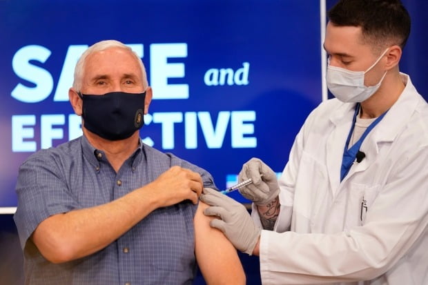 펜스 미국 부통령이 18일(현지시간) 미 제약회사 화이자에서 개발한 코로나19 백신을 공개 접종했다. /사진=AP