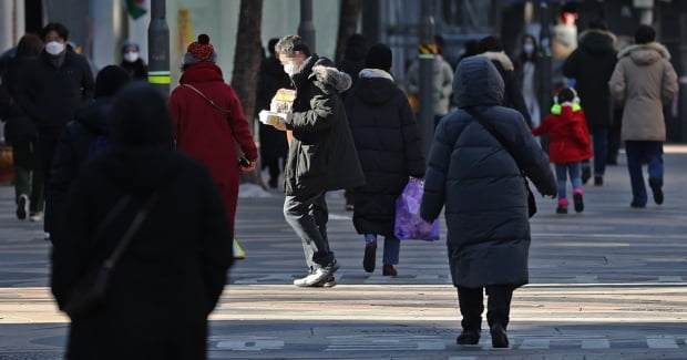 지난19일 오전 서울 명동거리에서 시민들이 두꺼운 차림을 한 채 걸어가고 있다. 사진=연합뉴스