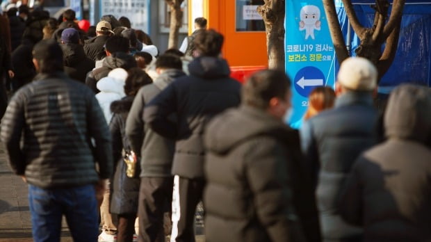 대구 동구보건소에 마련된 선별진료소에서 시민들이 검사를 받기 위해 길게 줄지어 기다리고 있다. /사진=연합뉴스