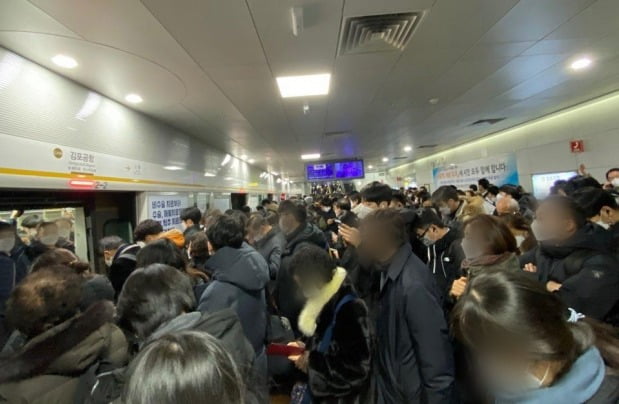21일 오후 6시 35분께 김포도시철도 김포공항역과 고촌역 사이 선로에서 전동차가 갑자기 멈춰 섰다. 이 사고로 퇴근길 승객들은 1시간 동안 전동차에 갇혀 불편을 겪었다. /사진=연합뉴스