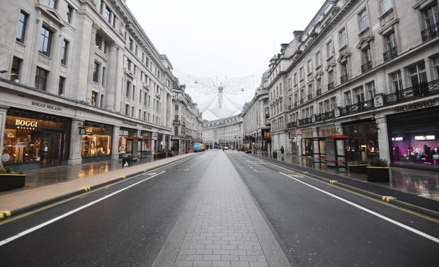 4단계 코로나 바이러스 제한 발표 후, 영국 런던의 황량한 리젠트 거리/ 사진=EPA