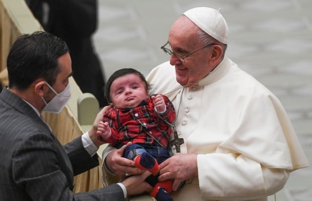 프란치스코 교황이 바티칸 교황청 직원들에게 신년 인사를 하며 아기를 안고 있다. 사진=EPA