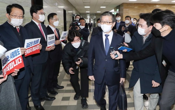 23일 오전 국회에서 열린 변창흠 국토교통부 장관 후보자에 대한 인사청문회에서 국민의힘 의원들이 변 후보자에게 피켓을 들고 항의하고 있다. 사진=연합뉴스