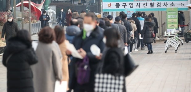 23일 오후 서울광장에 마련된 임시선별진료소를 찾은 시민들이 검사를 위해 줄지어 서 있다. /사진=연합뉴스