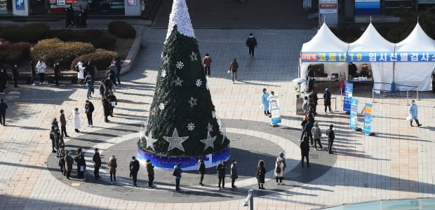 리스마스이브인 24일 오후 경기도 성남시 야탑역 광장에 설치된 온라인카지노19 임시 선별진료소에 시민들이 검사를 받기 위해 줄을 서 있다. /사진=연합뉴스