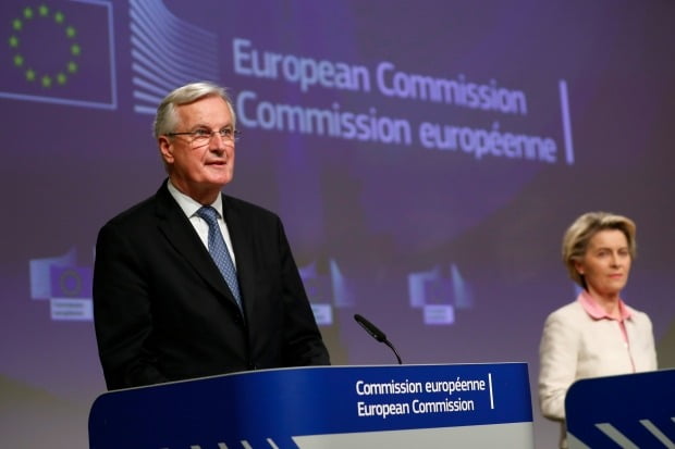 우르줄라 폰데어라이엔 EU 집행위원장(오른쪽)이 미셸 바르니에 브렉시트(영국의 EU 탈퇴) 협상 EU수석 대표와 함께 24일(현지시간) 영국과 타결한 미래관계 협상 결과를 브리핑하고 있다. /사진=연합뉴스