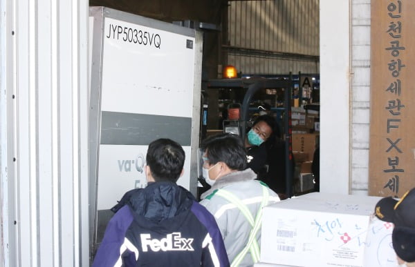 25일 오후 인천국제공항 페덱스 화물터미널에서 관계자들이 주한미군을 위한 미국방부의 코로나19 백신을 차량으로 옮기고 있다. 사진=연합뉴스
