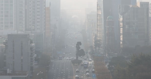 초미세먼지 농도가 '나쁨' 수준을 보인 27일 오전 서울 서초구 서초역 인근이 뿌옇게 보인다. /연합뉴스