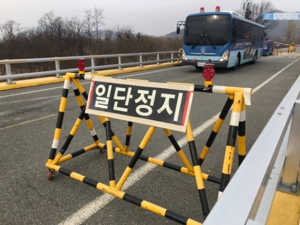 지난 27일 경북 청송군 진보면 경북북부 제2교도소 정문에서 수감자들을 태운 호송 차량이 전국 각지로 떠나고 있다. /사진=연합뉴스