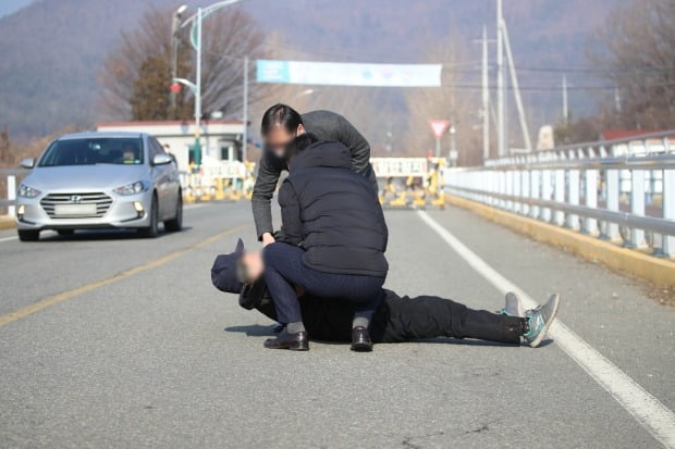  확진자 이송 반대하는 청송 주민 (사진=연합뉴스)