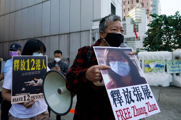홍콩 민주화 운동가들이 28일 중국 '시민기자' 장잔과 홍콩 청년 12명의 석방을 요구하는 플래카드를 들고 홍콩 주재 중국 중앙정부 연락판공실을 향해 행진하고 있다.사진=연합뉴스