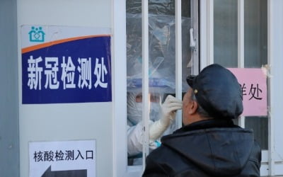 "중국 첫 코로나19 변이 감염자 발생, 영국서 온 20대 여성"