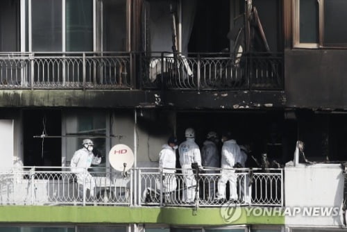 경찰 '군포 아파트 화재' 새시 작업 업체 등 압수수색