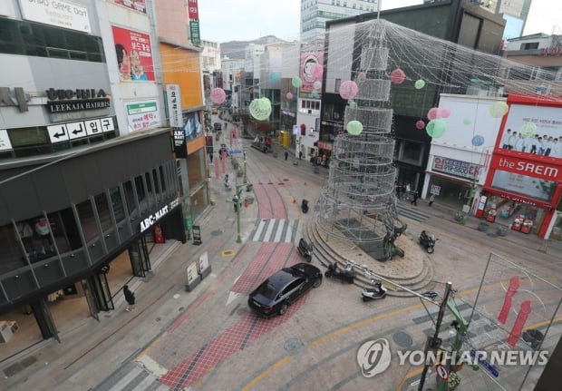 코로나19 확산에 잔뜩 움추린 주말…도심·관광지 발길 뚝