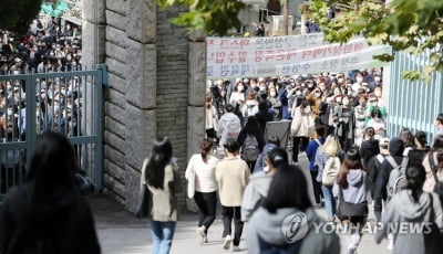 '학부모 차에서 덜덜'…코로나19 확산 속 대입 논술·면접 시작