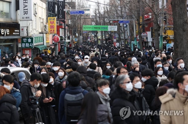 오늘도 600명 안팎…정부,오후 수도권 2.5단계 격상 발표 가능성