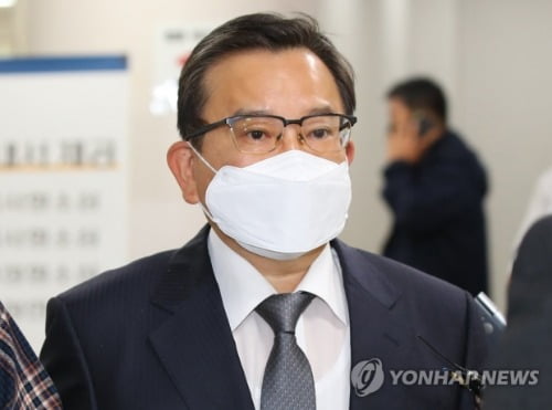 법무부 "'김학의 출입국정보' 적법하게 열람했다"