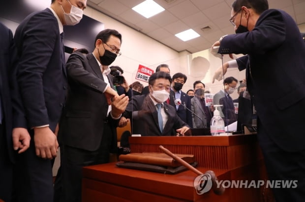 與, 공수처법 일사천리 처리…野 "독재…날치기" 항의