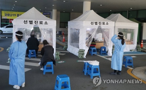 코로나19 백신 접종 시점은…당국 "외국에 비해 늦지않게 시작"